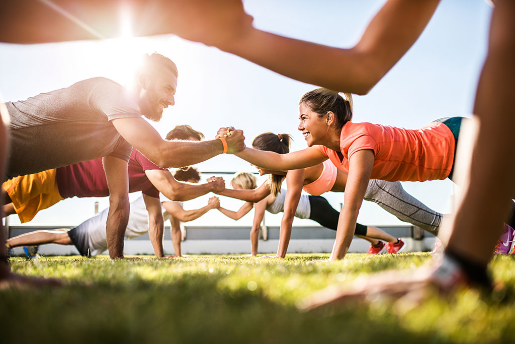 Gruppo di fitness che si allena